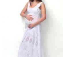 Бялата рокля за бременни жени