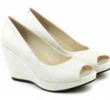 Бели обувки клинове
