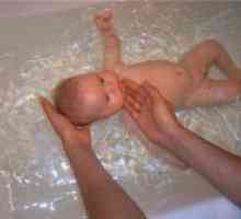 Къпането на новородено в една голяма вана
