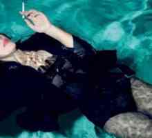 Моника Белучи се плува в басейна на дрехи