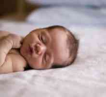А новородено бебе не спи