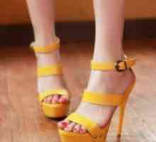 От какво да се носят жълти сандали?