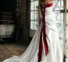 Сватбена рокля с червена панделка