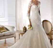 Сватбена рокля с ръкави от дантела