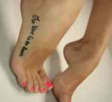 Татуировка букви на крака