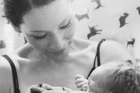 Звездата на "Ангелите на Чарли" Луси Лиу за първи път стана майка