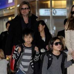 Анджелина Джоли и Брад Пит с децата си се разхождаше из Лондон и отидете на кино