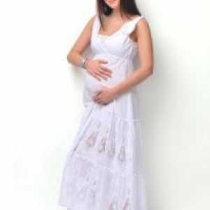 Бялата рокля за бременни жени