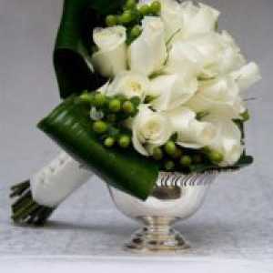 Булчински букет от бели рози