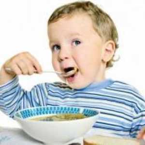 Как да се научи детето да яде с лъжица?