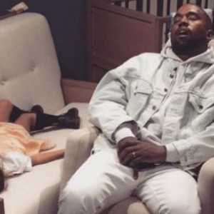 Kanye West и север бебето спи в магазина