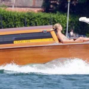 Кейт Мос в прозрачно бельо почивка във Венеция с приятеля си