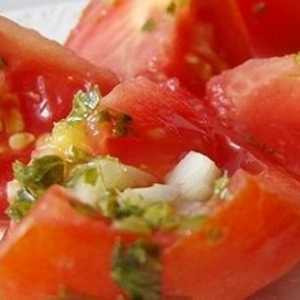 Солени домати с чесън и билки