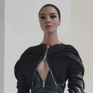 Mariacarla Boscono и Бела Хадид представи нова колекция от дрехи круиз Givenchy