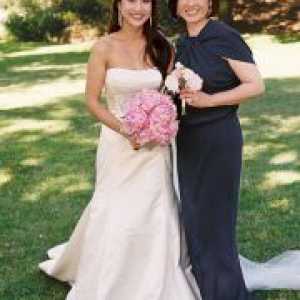 Рокля за майка на сватбата на дъщеря си през лятото