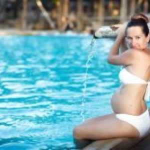 Плуване за бременни жени