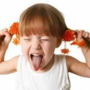 Защо едно дете стърчи езика си?