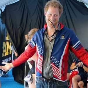 Принц Хари очаровани американския спортист без крака