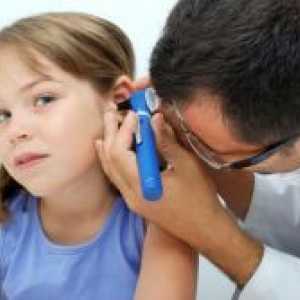 Детето се оплаква от болки в ухото