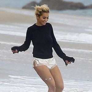 Rita Ora оголи гърди на един от плажовете на Малибу