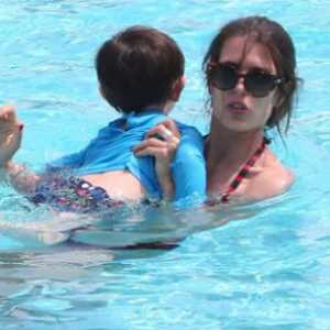 Шарлот Казираги флирт, учи сина си да плува