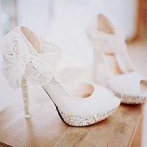 Сватбени обувки за булката