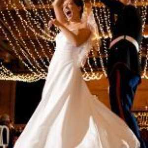 Сватба танцува на булката и младоженеца